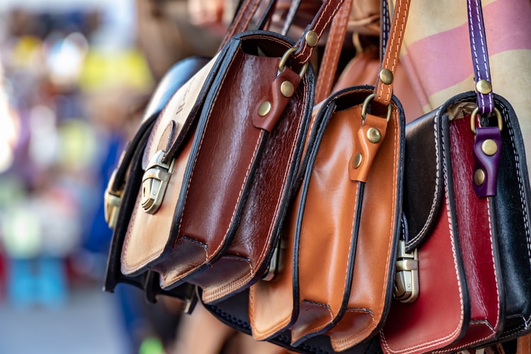 Choisir un sac à main en matière de maroquinerie. 